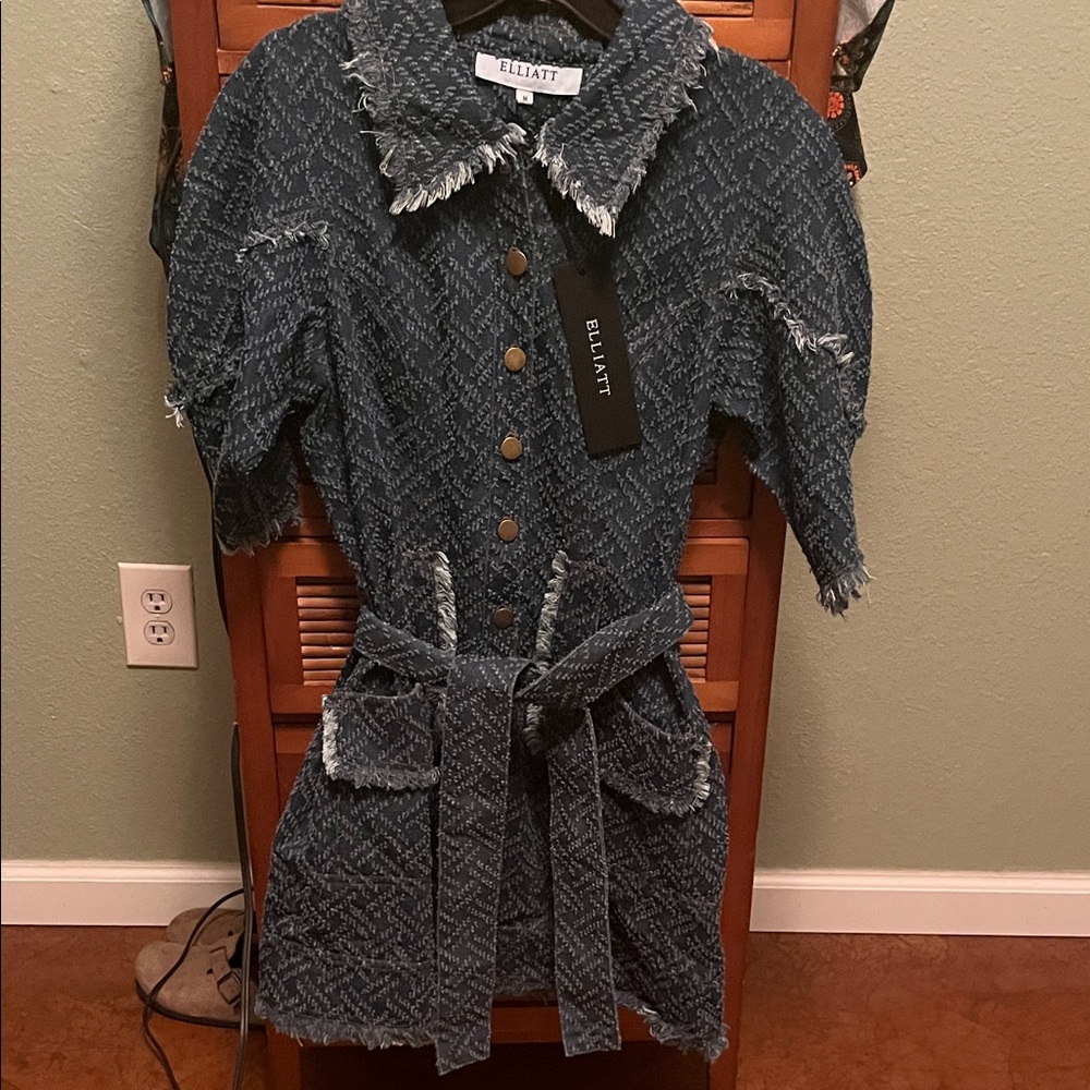 NWT Elliatt Cora Denim Day Dress with Belt. Sz M - Picture 2 of 7